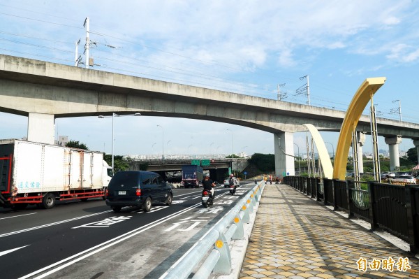 知高橋改建後，往工業區方向增設機車道及人行道。（記者張菁雅攝）