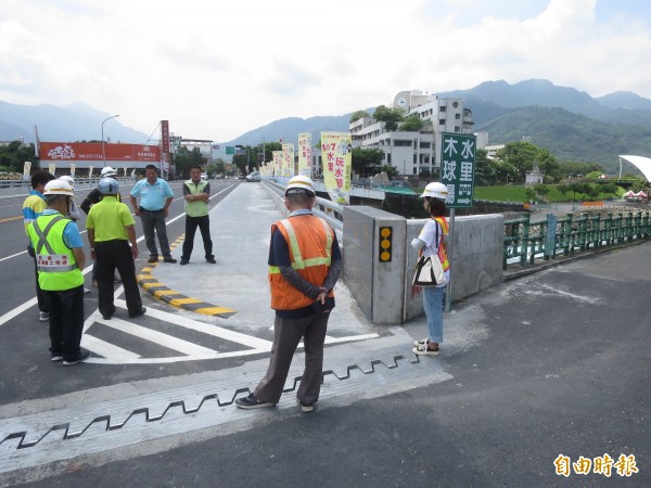 省道台16線水里中山橋下游側、靠近集集端的橋頭防汛道，因行車動線不佳、彎角過大，屢屢發生機車擦撞事故，公路單位將設置交通錐引導行車動線，防止意外發生。（記者劉濱銓攝）