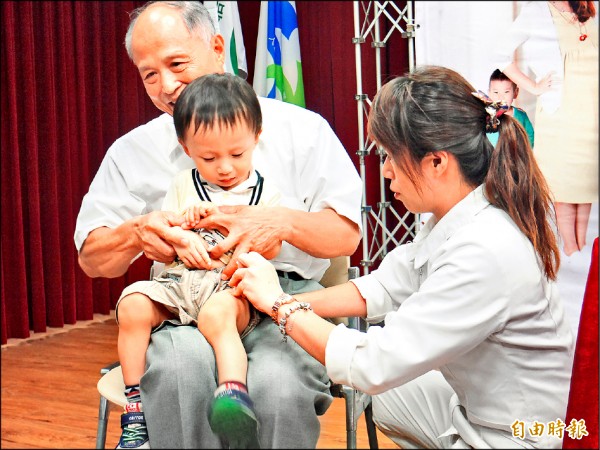 幼兒大腿打針可用診療床輔助 即時新聞 自由健康網