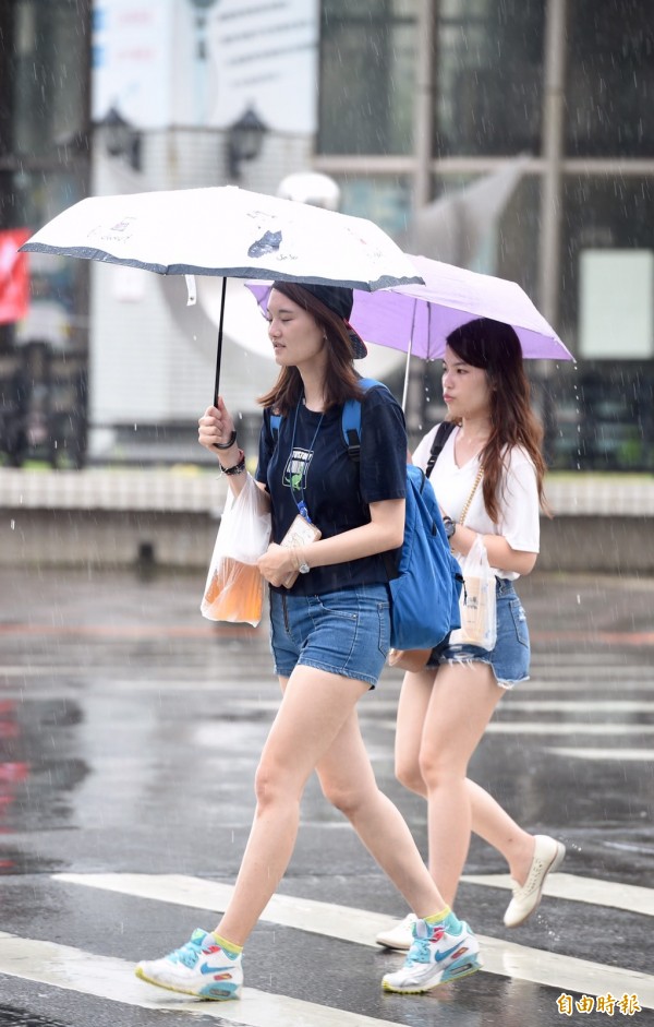 台灣各地天氣持續不穩，今日各地午後的雨勢也有機會持續到入夜之後，並有局部大雨發生的機率。（資料照）