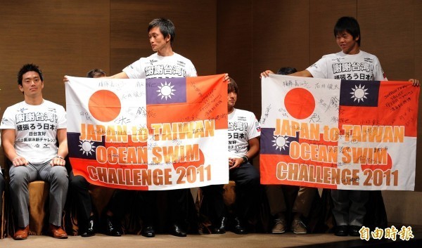日方在理事會投下棄權票，表達力挺台灣的心意。圖為日本之前為感謝台灣對三一一大震災援助，以台灣與日本國旗拼成的旗幟表達對台灣人的謝意。（資料照）