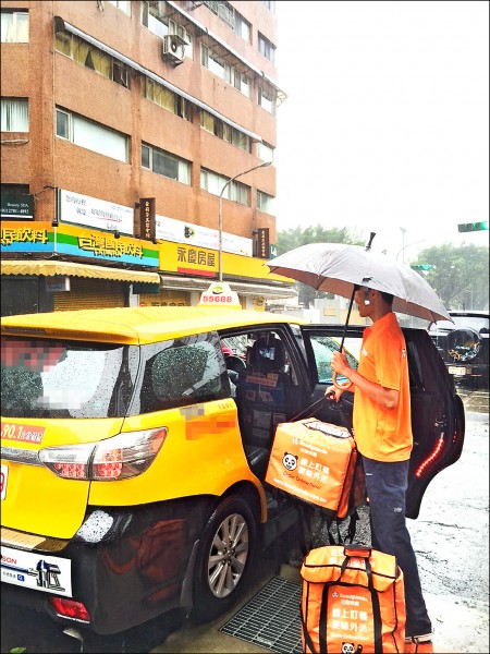 民眾在Foodpanda平台點餐，出現服務費相差近八倍糾紛。圖中人物與新聞事件無關。（資料照）