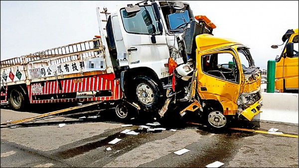 西濱快速道路大甲段昨天發生死亡車禍，大貨車還「騎上」工程車車斗。
（記者張軒哲翻攝）