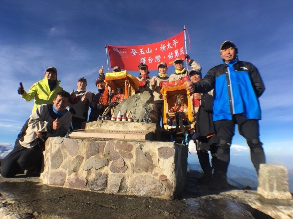 西螺福興宮船仔媽、娘傘媽成功登上台灣最高峰，祈福太平。（福興宮提供）