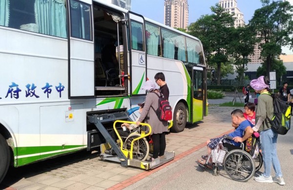 為讓身障朋友及陪同者輕鬆遊花博，中市府將提供復康巴士預約接送服務。（中市府提供）