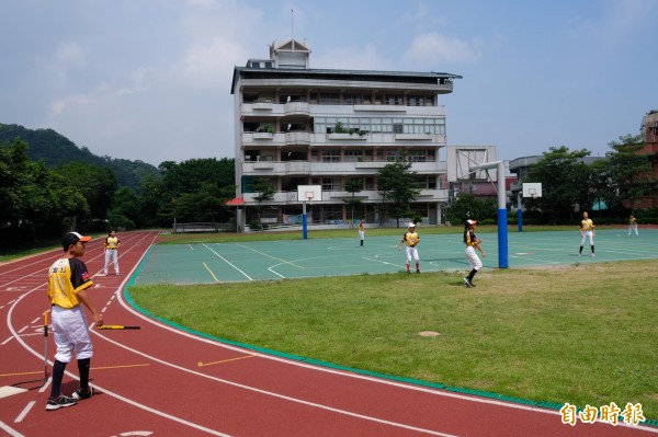 新北市瑞芳國小樂樂棒球隊日前遠赴泰國曼谷參加「2018泰豐盃樂樂棒球國際錦標賽」，歷經7場大戰，勇奪少年組、美女組雙料冠軍。（記者林欣漢攝）