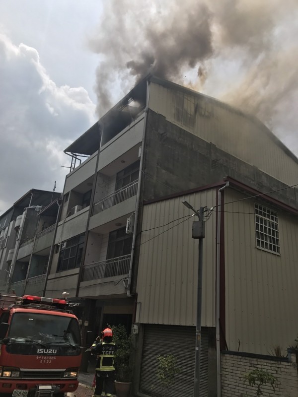 豐原區一處民宅頂樓疑因神明遶境施放炮等引發火警，衣物及洗衣機等物品燒毀。（記者歐素美翻攝）