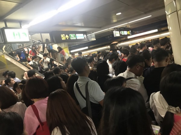 北捷表示在今早一名旅客的導盲杖卡住車門，造成車門無法關閉，而整起事件意外使得忠孝新生站月台人潮爆滿。圖為示意圖。（讀者提供）