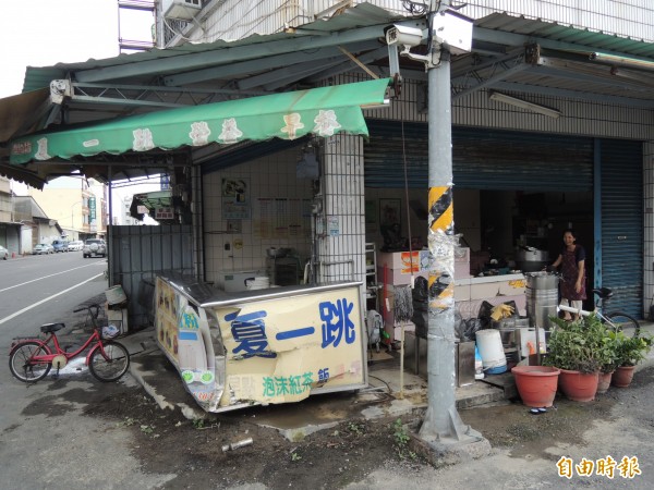 夏一跳早餐店的冷飲台受損，暫時無法營業，老闆娘好無奈。（記者李立法攝）