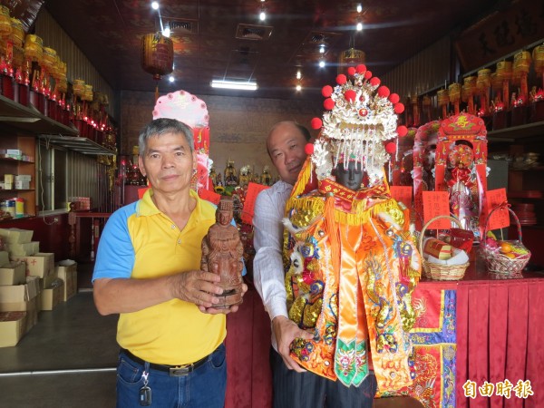 黃義村（右）說，住北屯的楊姓市民在東山路地下道鋪平工程撿到一尊六房媽祖像，而媽祖還託夢要新刻神像回北屯，現在2尺2的新神像已刻好、開光，暫時供奉的烏日的六房媽廟。（記者蘇金鳳攝）