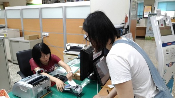 台中區監理所表示，即日起民眾到監理所站支付各項費用，可使用手機行動支付。（記者蘇金鳳翻攝）