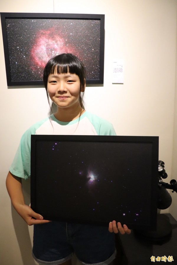 劉芝妘徹夜守候拍到火鳥星雲。(記者黃旭磊攝) 劉芝妘徹夜守候拍到火鳥星雲。(記者黃旭磊攝)