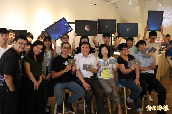 2018金天獎得獎作品於MAY 16 CAFE展出。(記者黃旭磊攝) 2018金天獎得獎作品於MAY 16 CAFE展出。(記者黃旭磊攝)