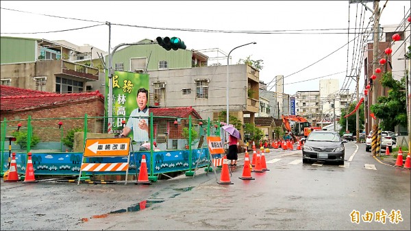 透過道路挖掘管理系統，民眾可掌握道路封閉施工資訊。（記者劉婉君攝）