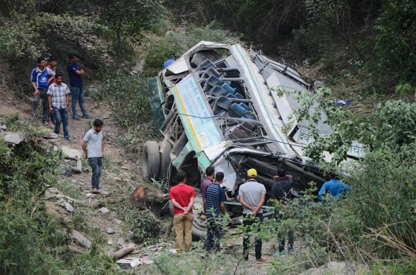 印度西部今日稍早發生1起公車墜落峽谷的意外，當局表示除了1人及時跳車之外，車上剩餘的33人很可能已經死亡。圖為今年6月印度發生的另1起公車墜谷意外照片。（法新社檔案照）