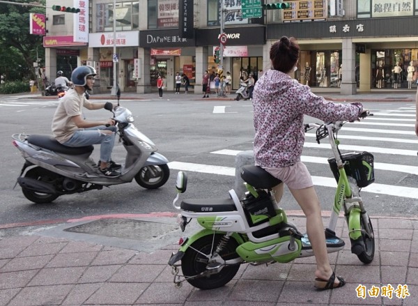 交通部已著手進行修法準備，未來電動自行車要上路前都須領牌，違規時就能以車牌開罰。（記者張嘉明攝）