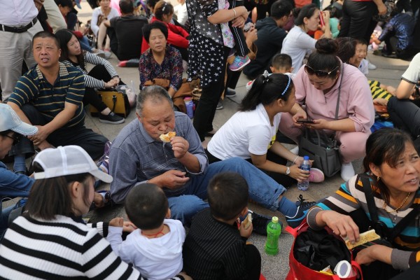 中國旅客大量造訪雖帶來利益，但被觀光國居民的抗議聲浪也日益增加。（歐新社）