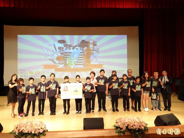 南市石門國小飛揚少年樂團在第二屆「少年囝仔ㄟ台灣歌」多元樂器合奏大賽勇奪少年組冠軍。（記者王俊忠攝）