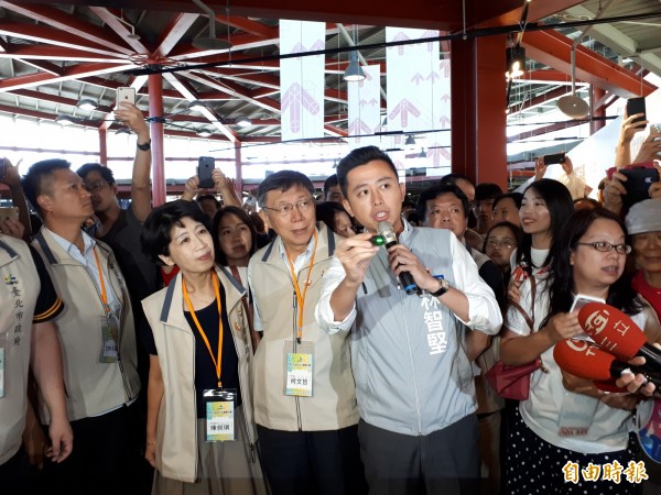 台北市長柯文哲今天上午到新竹市參訪「新竹300博覽會」，並進行城市交流，新竹市長林智堅擔任解說導覽，兩人所到之處都吸引大批民眾圍觀，是最佳的人氣吸引機。（記者洪美秀攝）