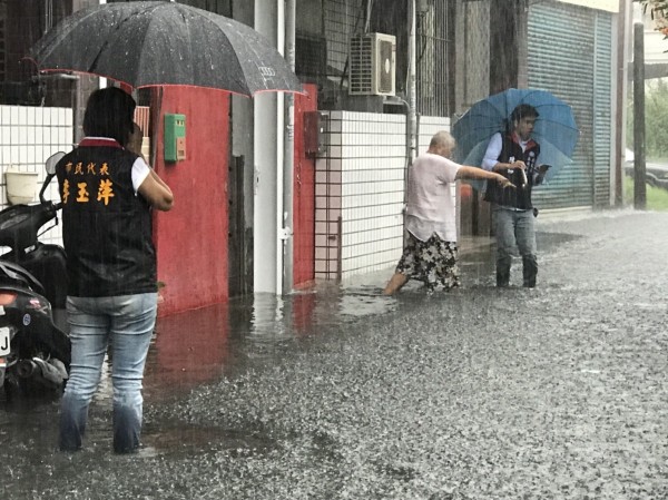 大連路巷道積水快到膝蓋。（記者葉永騫翻攝）