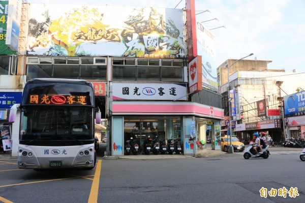 國光客運頭份站與苗栗客運共用車站，但附近腹地狹小，缺乏停車空間。（記者鄭名翔攝）