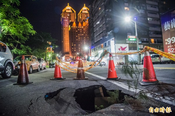 河東路的路面上出現兩處凹陷與坑洞，卻無人處理。（記者張忠義攝）