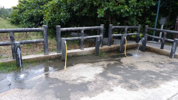 新竹市17公里自行車道沿線常遭民眾破壞公物，最近在看海公園附近已有沖洗腳的水龍頭被敲壞，導致自來水爆流。（照片由市府提供）