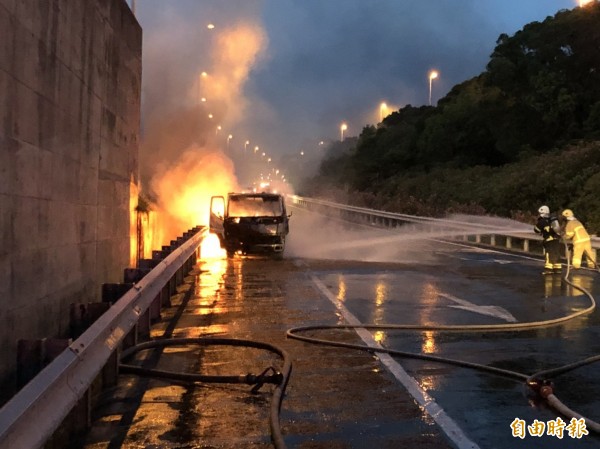 小貨車停於交流道匝道出口起火燃燒，火勢猛烈。（記者鄭名翔攝）