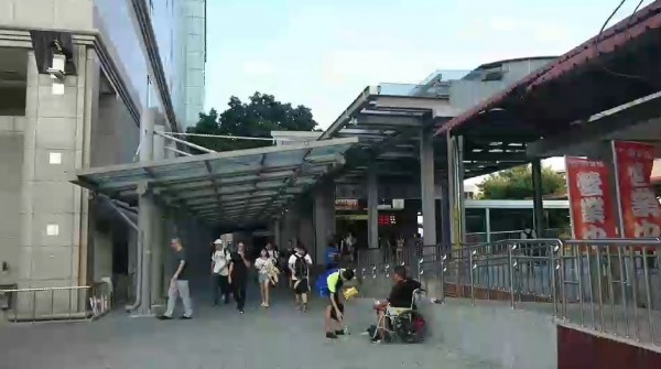 警方表示已根據桃園車站附近監視器，分析男子動向。（記者鄭景議翻攝）