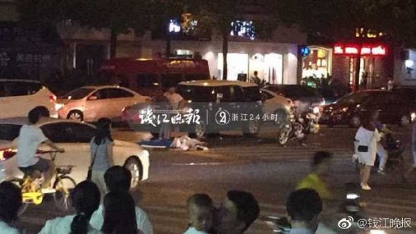 杭州今晚發生一起嚴重車禍，一輛黑色賓士高速撞向人行道，死傷慘重。（圖擷取自錢江晚報）