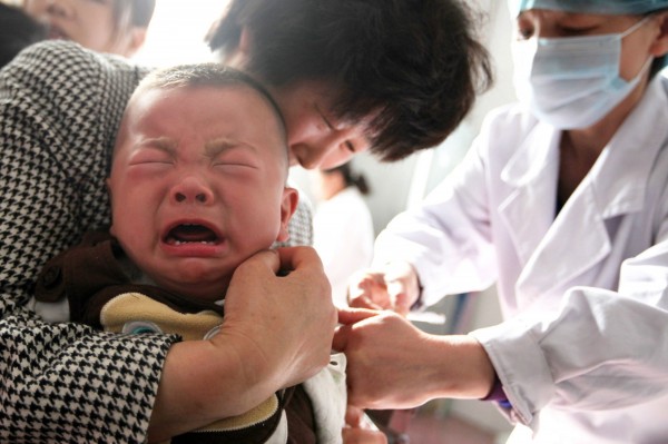 中國假疫苗案延燒，由於香港疫苗為外國進口使香港醫療機構疫苗需求量暴增。（法新社）