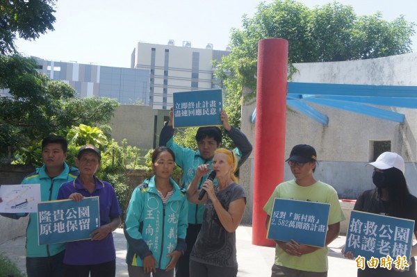 來自美國的國際動保人士，也聲援澎湖青年陣線搶救隆貴公園活動。（記者劉禹慶攝）