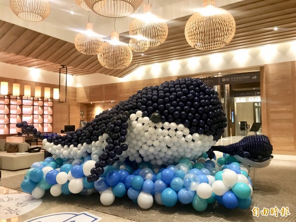 宋俊霖花12小時以上完成的巨型藍鯨氣球作品，完整重現海洋意象。（記者簡亭宇攝）