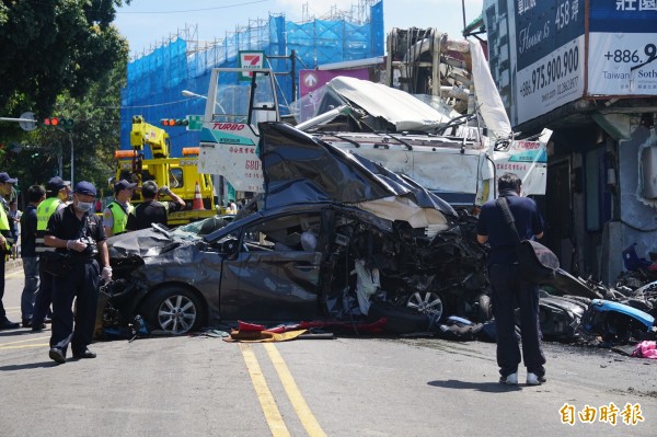 仰德大道大小車禍不斷，去年7月曾發生水泥灌漿車失速往下衝，衝撞22輛車，造成4死8傷的嚴重意外。（資料照）