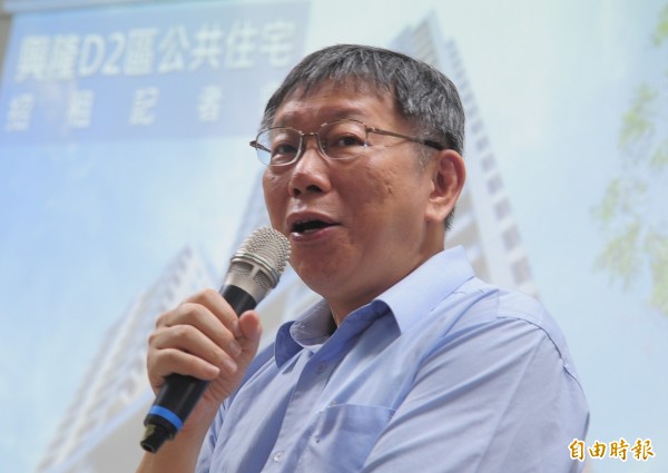 台北市長柯文哲選前喊出8年5萬戶公宅目標，上任後卻不斷下修，至今改稱2萬戶「開工」，外界質疑政策跳票、打折。柯Ｐ：已經很厲害了。（記者王藝菘攝）