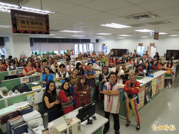 高市原民會團隊全體換穿原民服飾，慶賀八一原住民族日。（記者王榮祥攝）