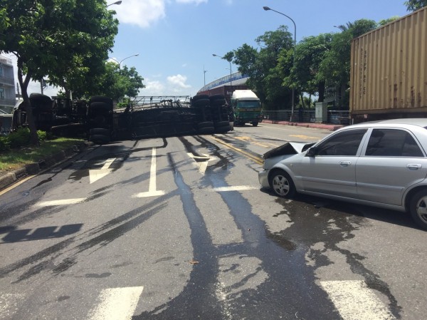 新生路前鎮輪渡站旁發生車禍。（記者黃旭磊翻攝）