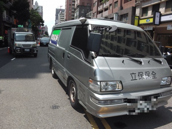 運鈔車與小貨車發生擦撞。（記者許國楨翻攝）