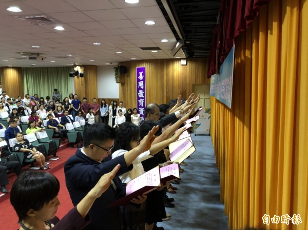 新竹市今天有12名校長宣誓就職，市長林智堅期勉校長發揮教育力，提供孩子快樂的知識遊樂地。（記者洪美秀攝）