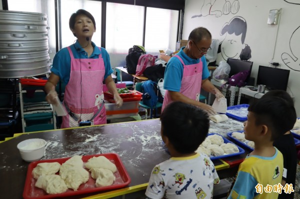 林波、靳寶儀夫婦到豐原秘密基地教學童做養生饅頭。（記者歐素美攝）