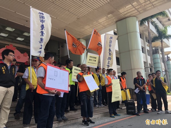 桃園市產業總工會認為市區公車評鑑不公，赴市府抗議。（記者陳昀攝）