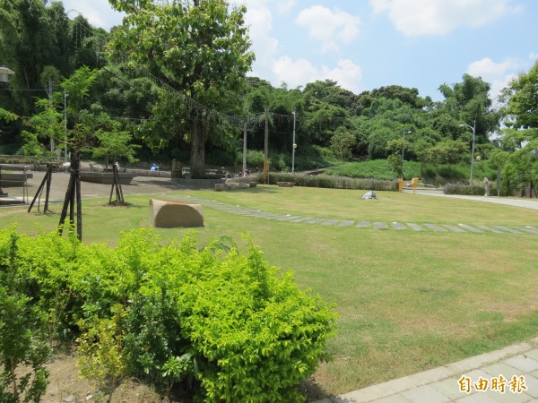 霧峰公所爭取空污基金，將健體中心旁的空地改建為一處綠地。（記者蘇金鳳攝）