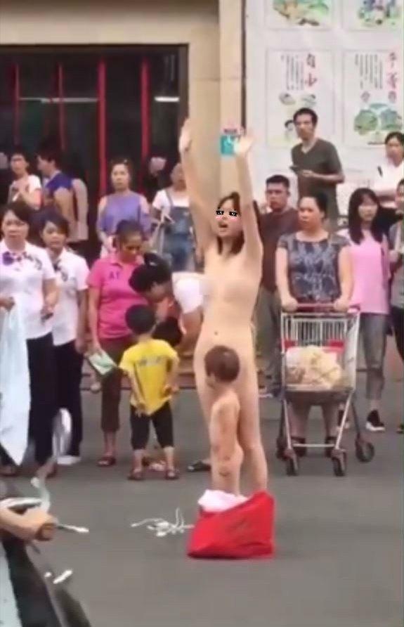 中國辣媽帶稚女全裸上街舉手高喊 誰救救我的孩子 國際 自由時報電子報