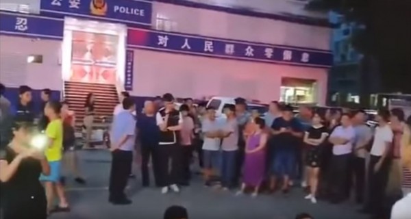 中國深圳一家科技廠的部分工人為籌組工會而展開抗爭活動，結果不但遭該公司強壓，甚至有30名維權工人遭當地警方逮捕並監禁。（圖擷取自YouTube）