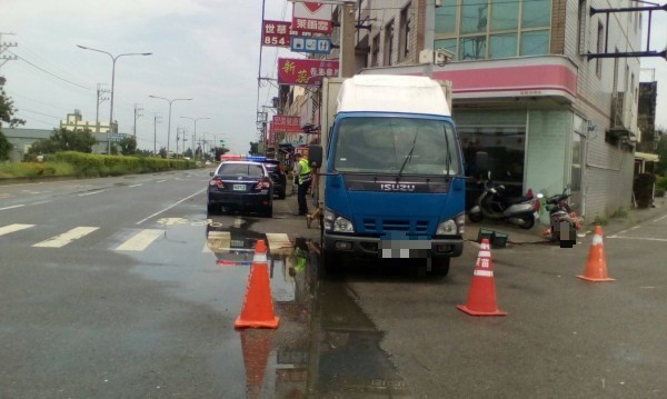 小貨車轉彎突遇迴轉車急煞，完美旋轉只撞到紅綠燈。（記者蔡政珉翻攝）