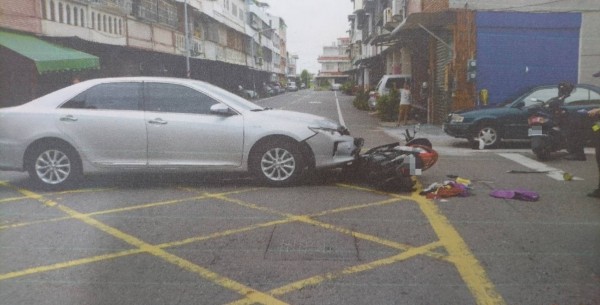 橋頭區三民路與神農巷口日前傳出機車和自小客車禍事故。（記者黃佳琳翻攝）