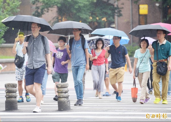 今日受到雲雀颱風外圍環流影響，北部和宜蘭地區在上午易有局部短暫降雨，午後則要注意午後雷陣雨，降雨機率較昨日提升。（資料照）