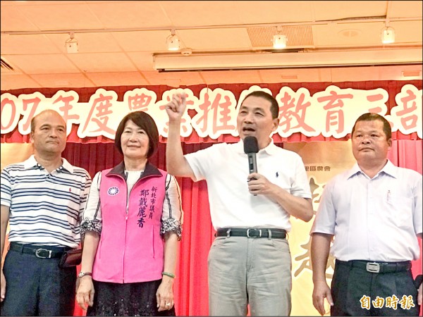 國民黨新北市長參選人侯友宜（右二）昨出席八里區農會農業推廣成果展，在台上致詞時向蔡英文總統喊話，要求她就深澳電廠表態。（記者葉冠妤攝）