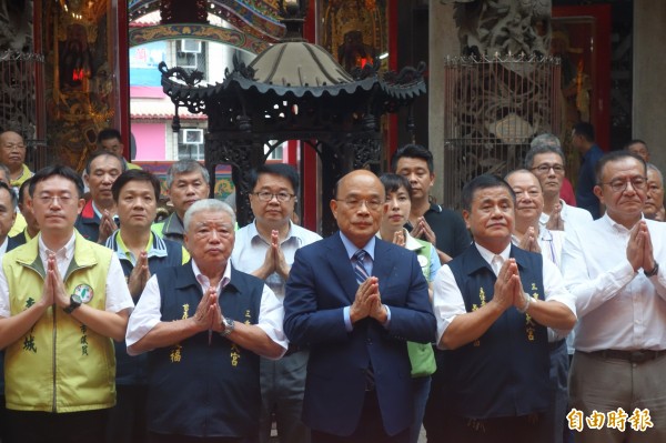 民進黨新北市長參選人蘇貞昌今天下午參加三重義天宮的理監事座談會。（記者葉冠妤攝）