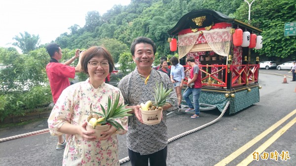 火王爺的「座駕」山車今年特地換上金、紅、黑華麗色彩的新妝。（記者楊金城攝）